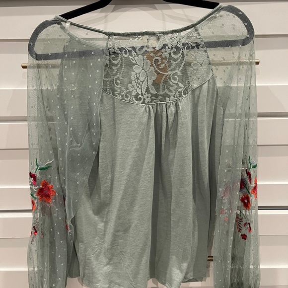 Sheer sleeve top - Picture 3 of 3